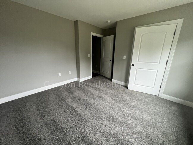 Building Photo - Beautiful 3b Room!Move in ready!