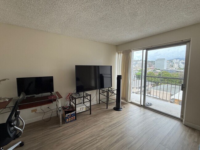 Foto del edificio - Conveniently Located One Bed/One Bath/One Parking at Piikoi Plaza