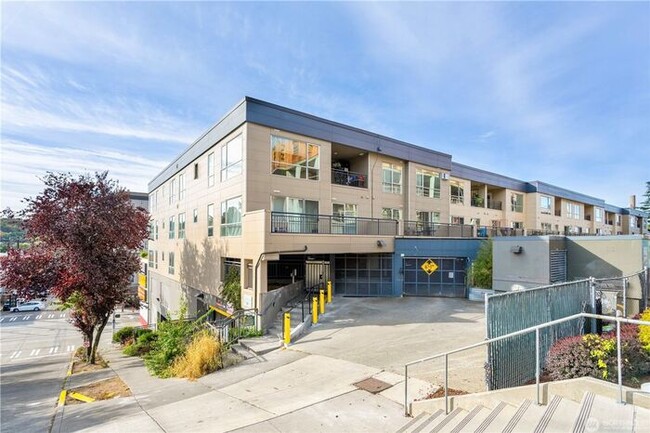 Building Photo - 321 10th Ave S