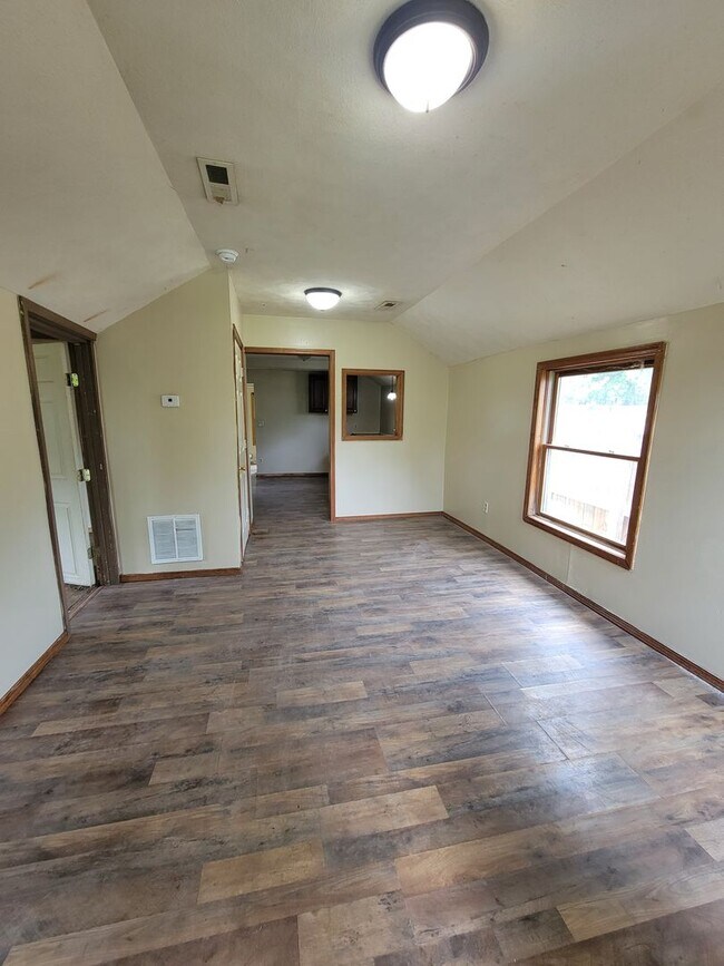 Building Photo - 2 Bedroom | 1 Bathroom House | Large Yard ...