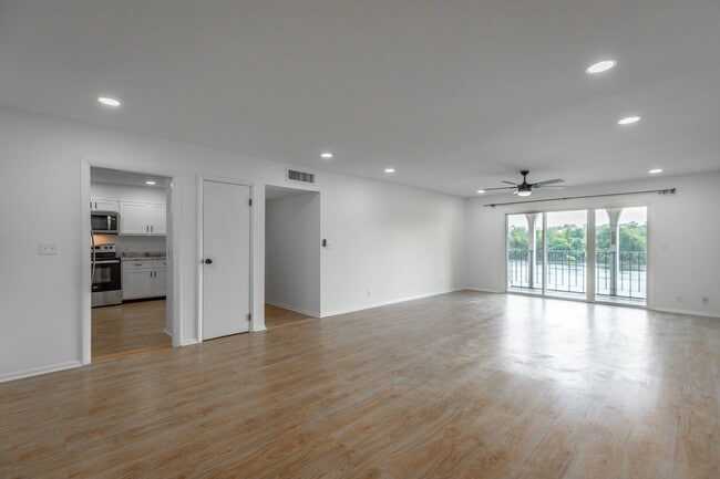 Building Photo - 2 Bedroom 2 Bath in Northshore