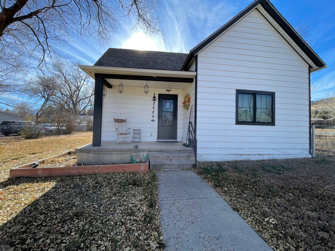 Primary Photo - 2529 Bott Ave