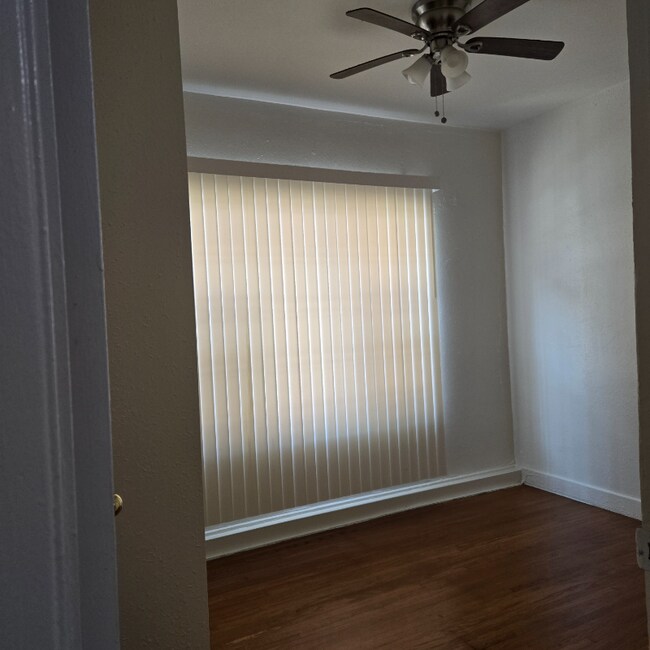Foto del edificio - 636 N Plymouth Blvd