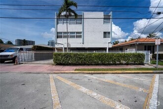 Building Photo - 2150 Bay Dr