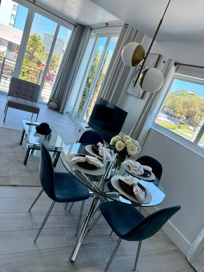 Foto del edificio - 8143 Harding Ave
