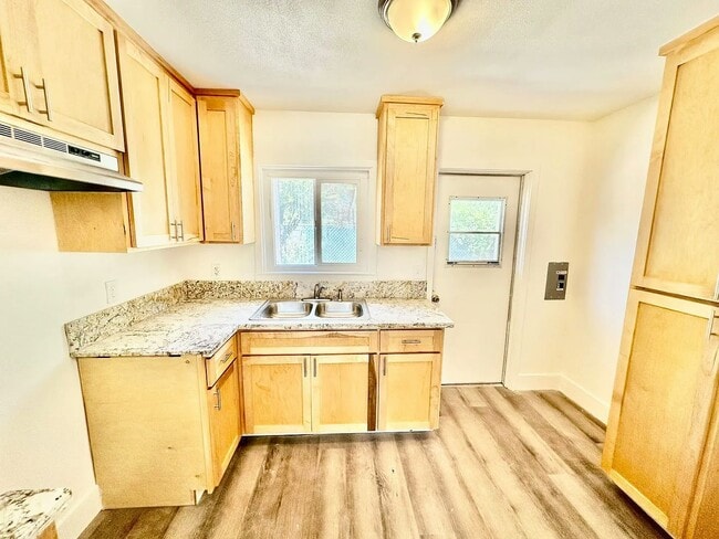 Foto del edificio - 4221 W Belmont Ave