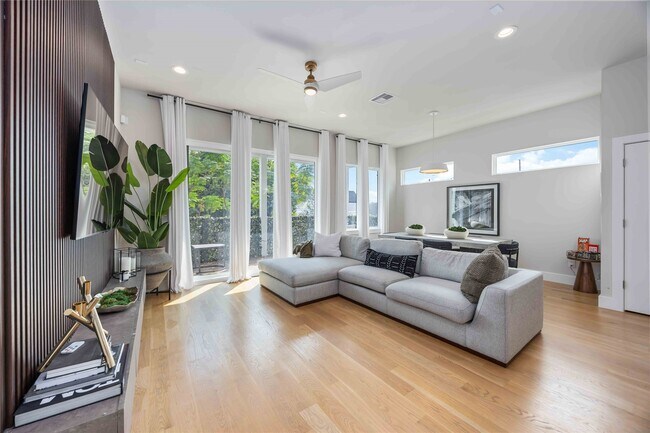 Foto del edificio - 5310 Suez St