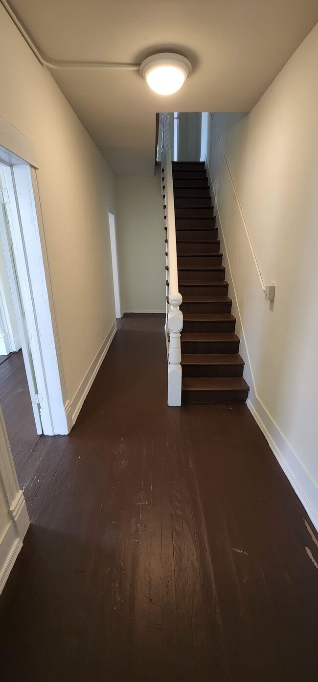 Entrada al pasillo de la planta baja - 712 Halifax St