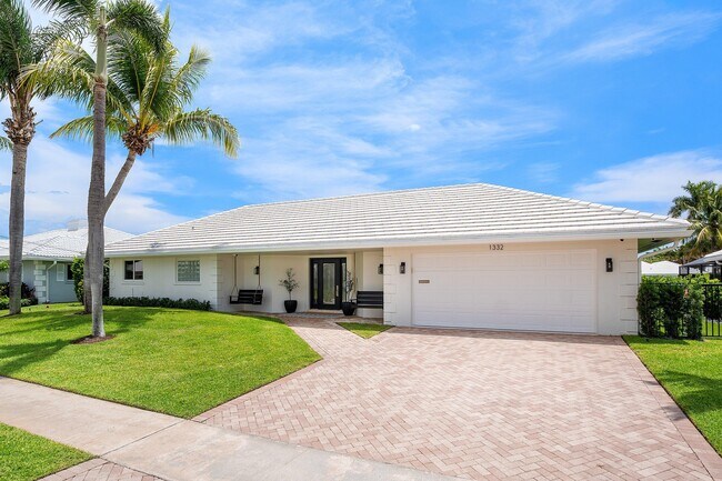 Building Photo - 1332 Tamarind Way