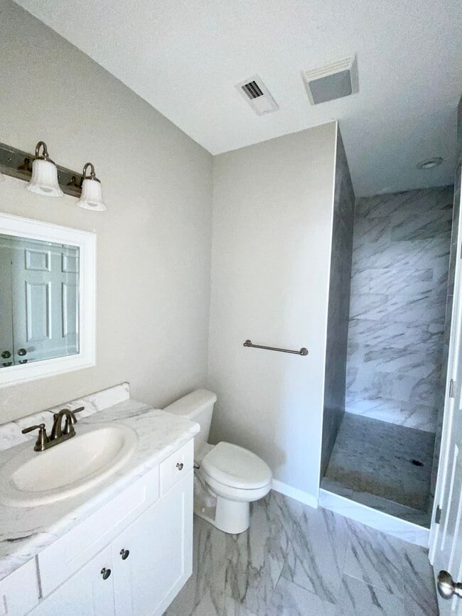 Foto del edificio - 1302 N Maple St