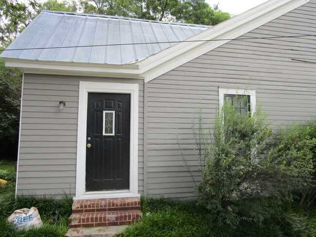 Building Photo - One Bedroom Off Of Chase Street