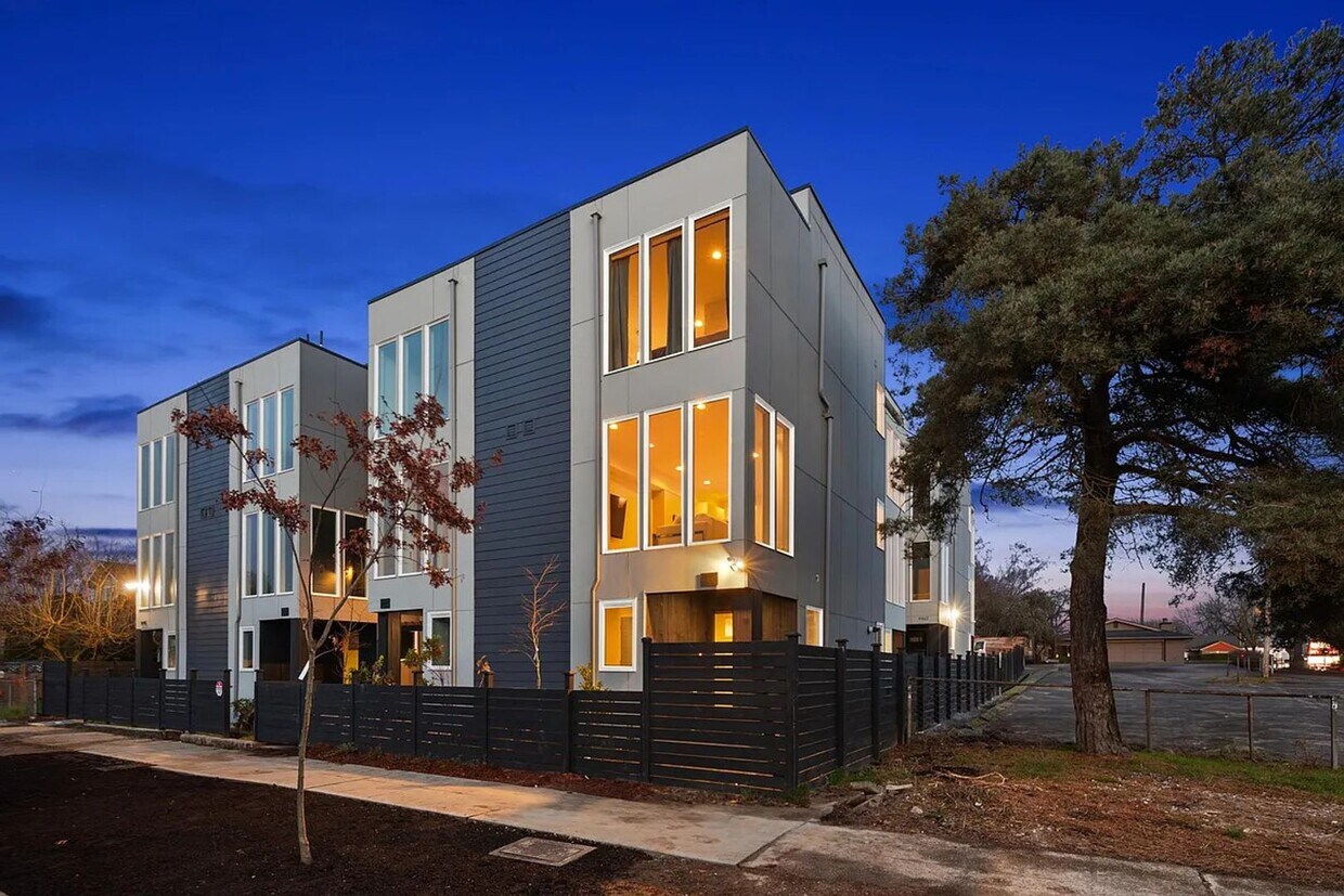 Foto principal - 3 Bed 2 Bathroom White Center Townhouse