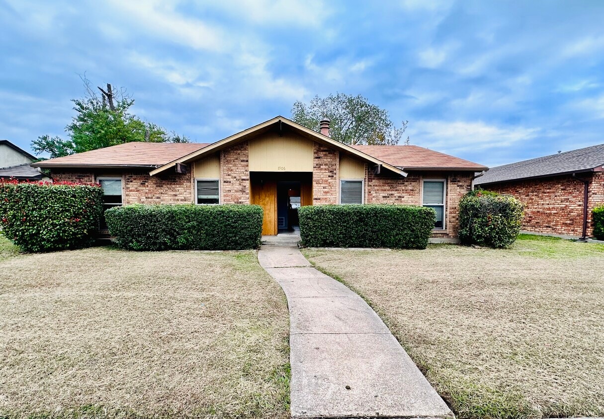 1906 Glenwick Ln, Garland, TX 75040 House Rental in Garland, TX
