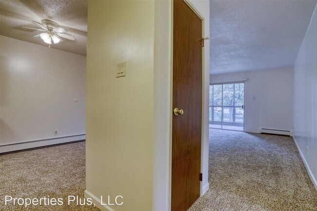 Building Photo - 2 br, 1 bath House - 3082 S Wheeling Way #101
