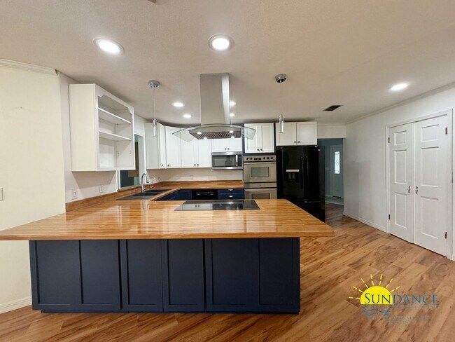 Building Photo - Stunning 3 Bedroom Home in Shalimar with In-ground Pool!