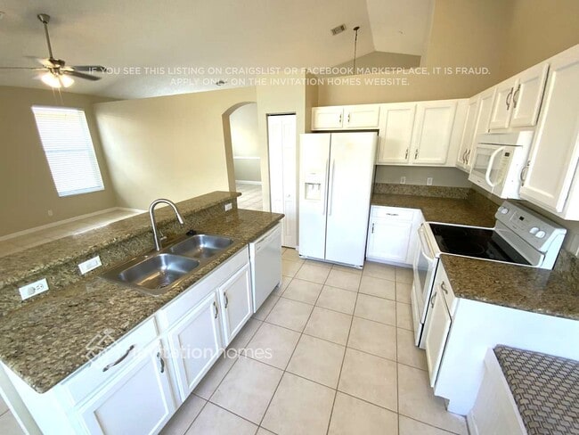 Building Photo - 9549 Lago Dr