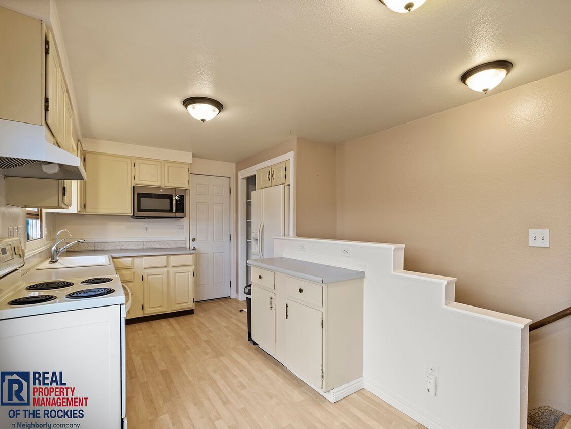 Foto principal - Charming 3-Bedroom Home on 2 Acres with Fr...