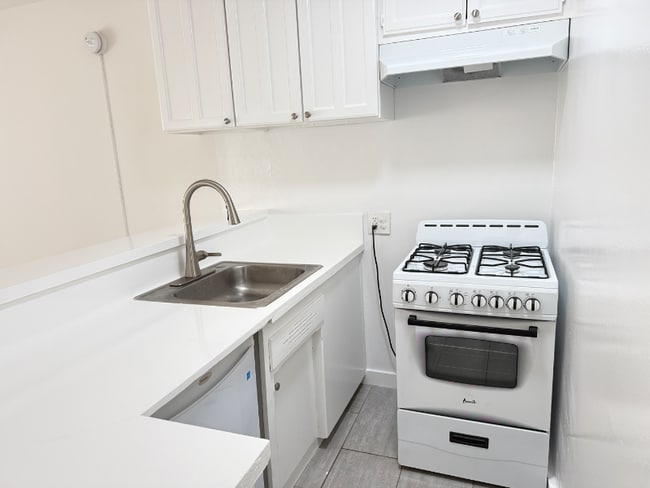 Building Photo - 240 S Reeves Dr