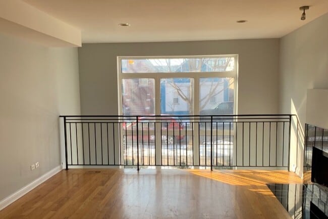 Building Photo - 2327 S Sawyer Ave