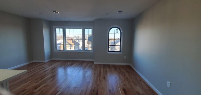 Building Photo - 371 Forest St