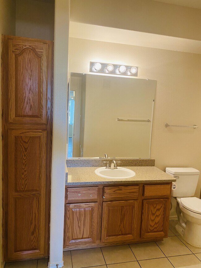 Foto del edificio - 2550 E River Rd