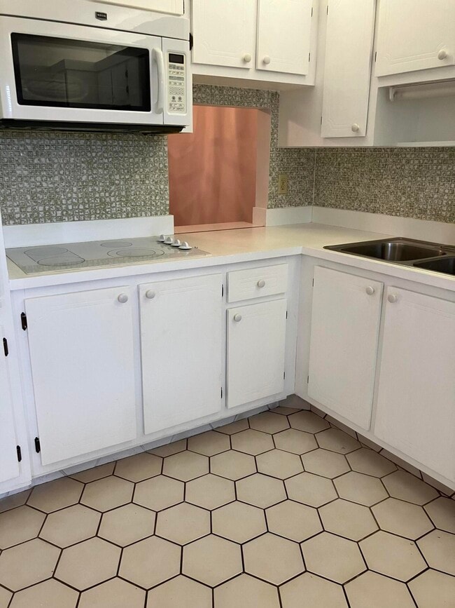 Building Photo - 2886 Fernley Dr E