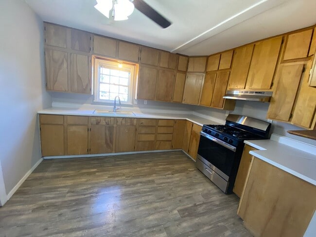 Building Photo - Large 4/2!! $500 off First Months Rent!
