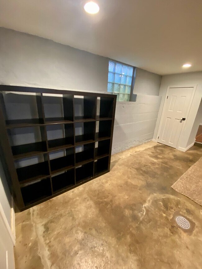 Foto del edificio - ALL UTILITIES INCLUDED