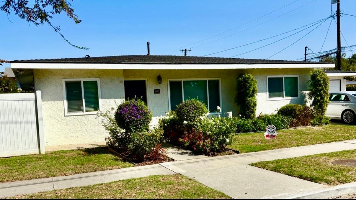 Foto principal - 3371 Catalina St