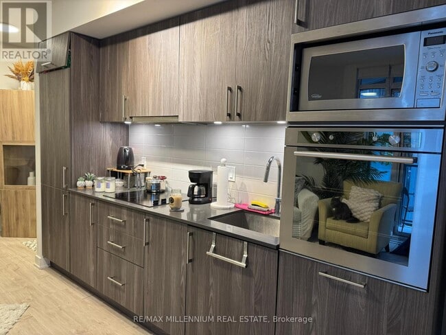 Building Photo - 27 Bathurst St