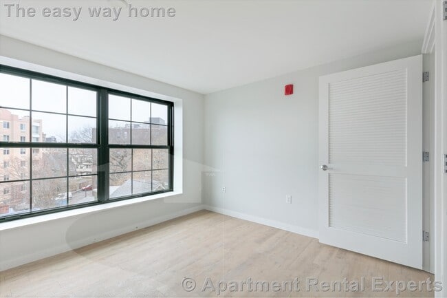 Building Photo - 10 Soden St
