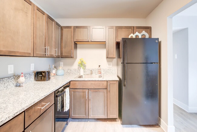 Cocinas amplias y renovadas con muchos armarios. - Creekside Village I