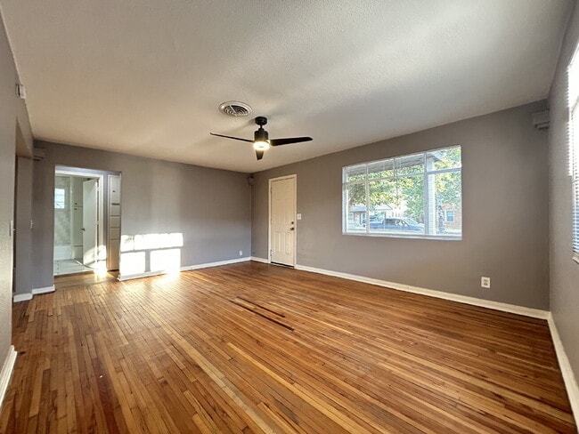 Foto del edificio - Charming 3-Bedroom Home with 2 Baths in th...