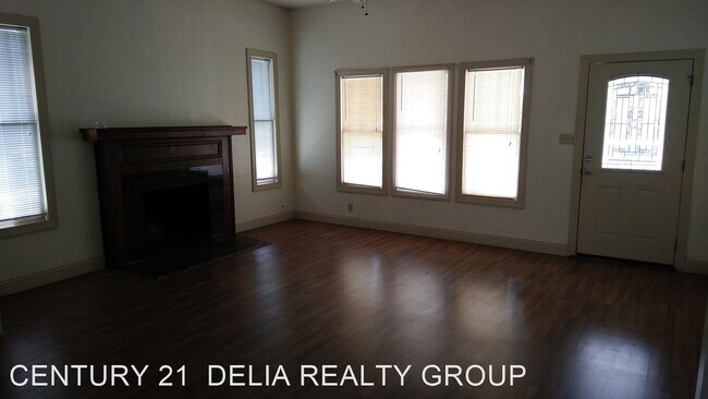 Foto del edificio - 4 br, 2 bath House - 207 W. 4th St.