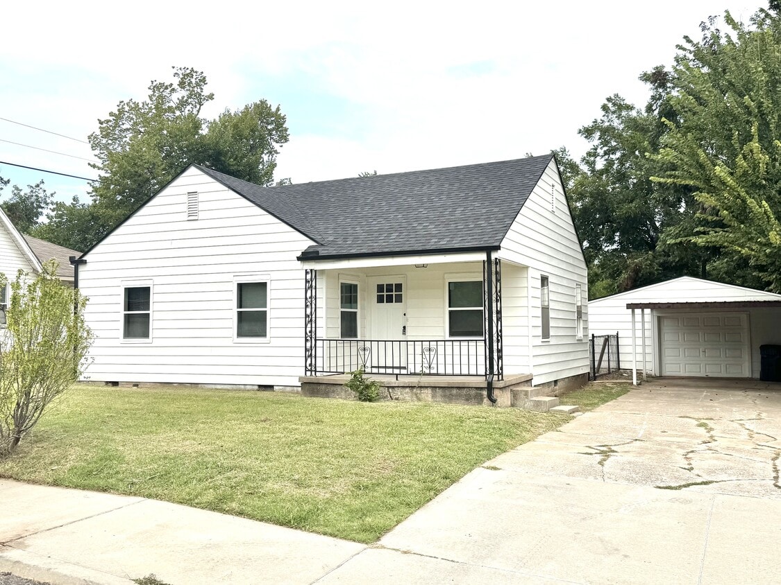 Primary Photo - 1701 NE 18th St