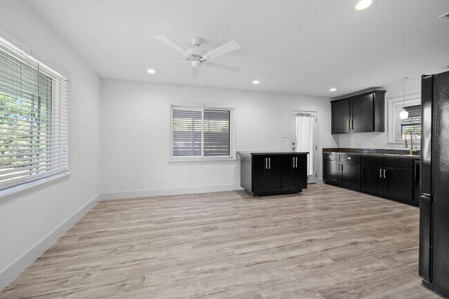 Building Photo - 5807 Mojave Dr