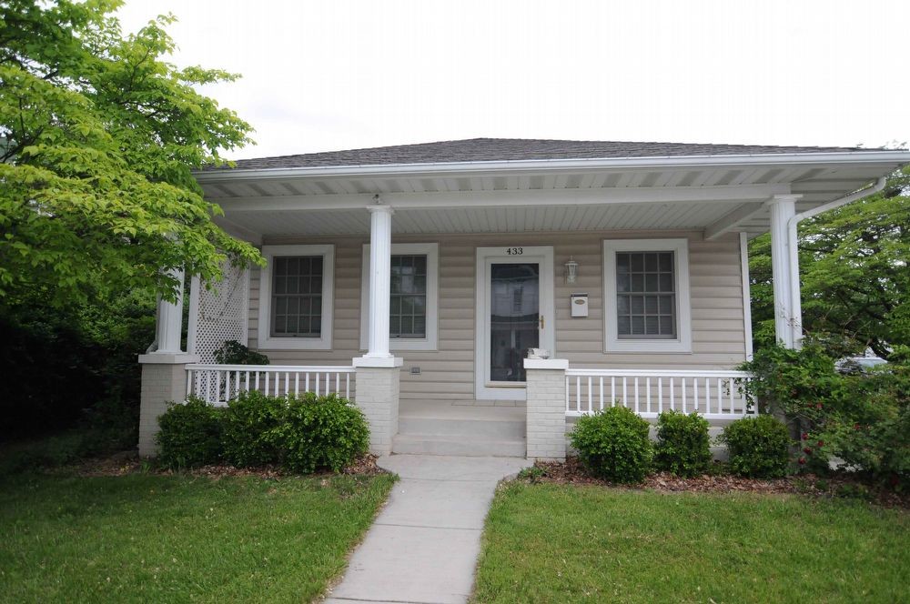 Foto principal - Quaint 3 Bedroom with Beautiful Yard