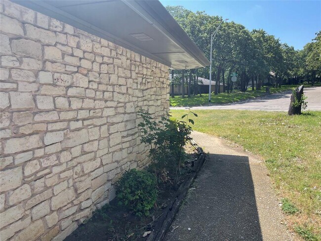 Building Photo - 130 Hollyhill Ln