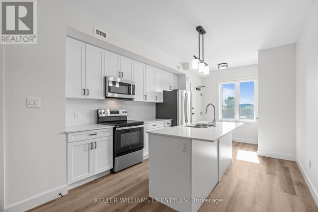 Building Photo - 470-470 Darcy Dr
