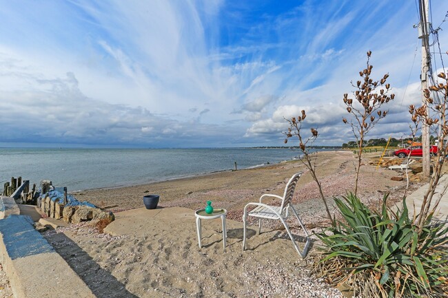 Foto del edificio - 2230 Fairfield Beach Rd