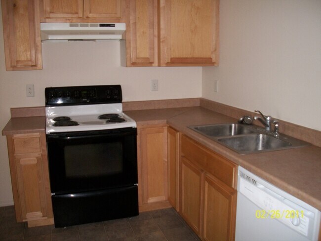 Building Photo - 3 Bedroom, 1 Bath unit in 8plex, a quiet B...