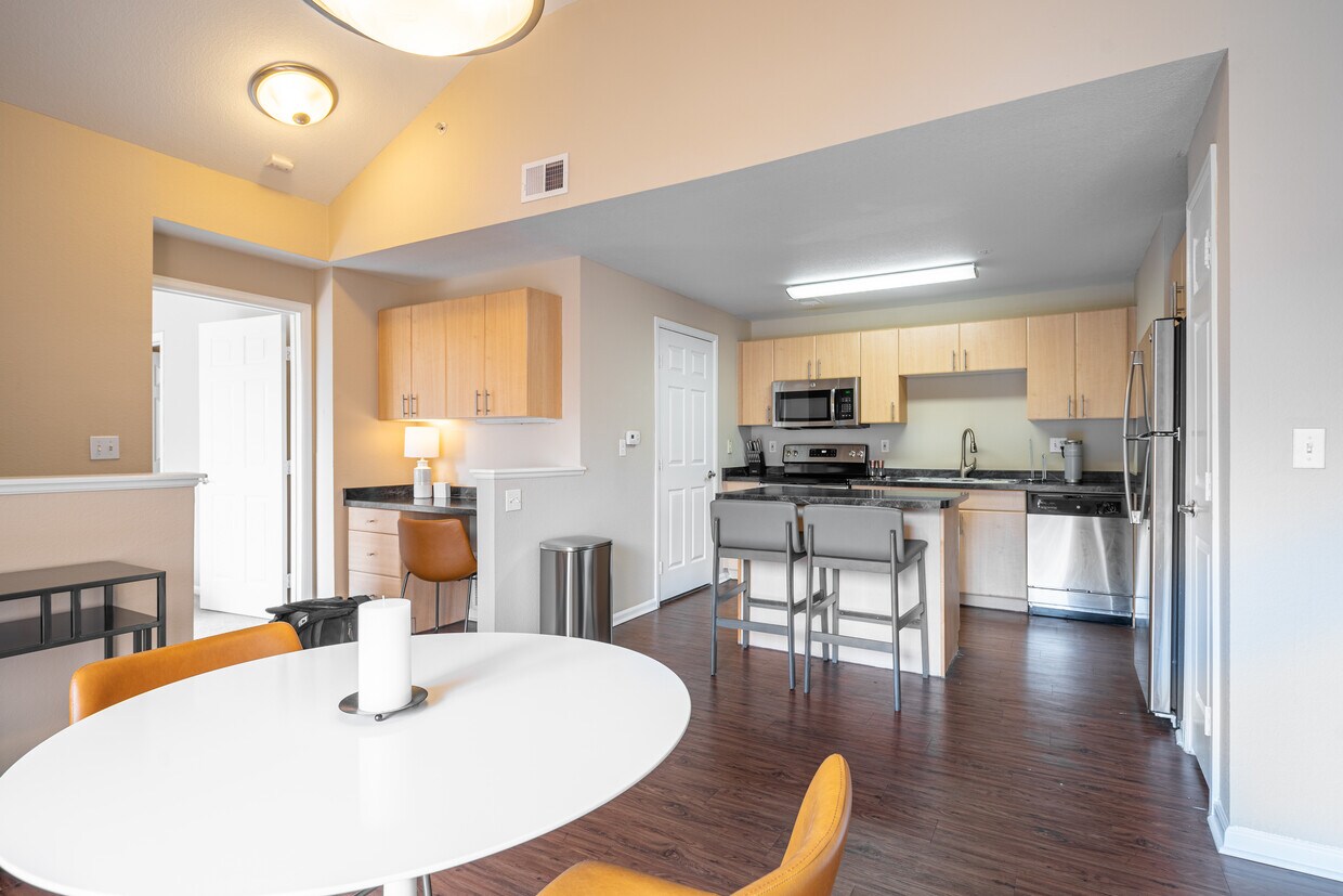 Foto principal - 10550 E Iowa Ave