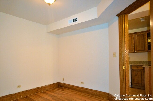 Building Photo - 638 W Drummond Pl