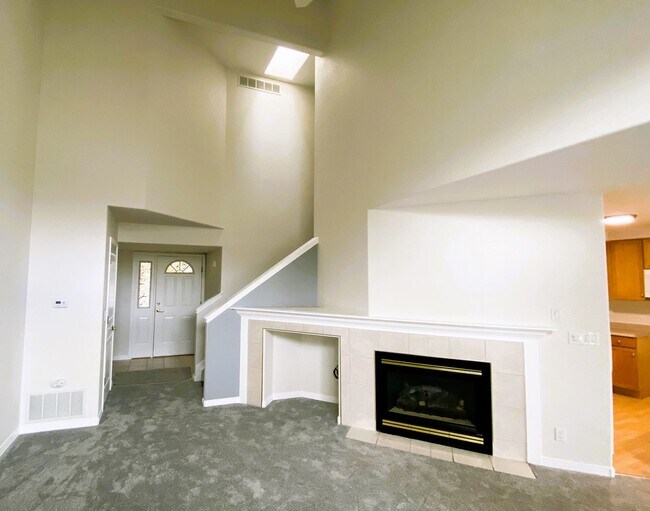 Building Photo - Well located 2+ bedroom townhome