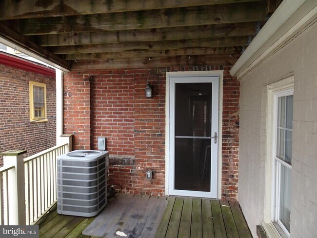 Building Photo - 202 Delaware St