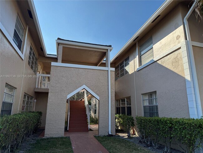 Foto del edificio - 1024 Twin Lakes Dr