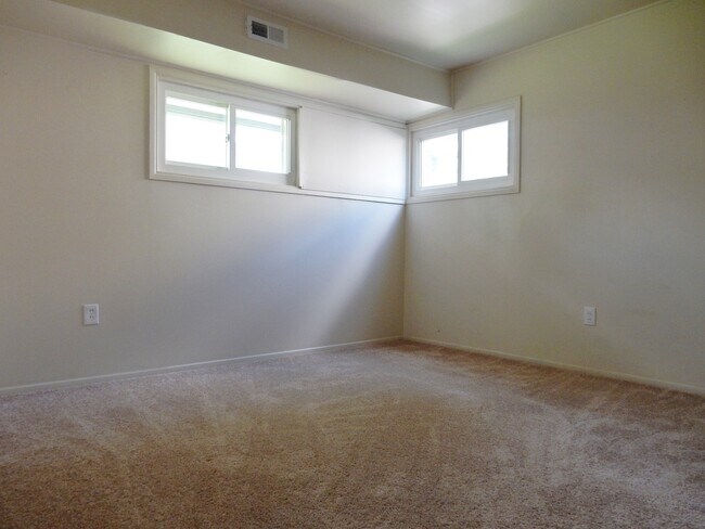 Foto del edificio - 4 Bedroom-2 Bathroom-Central Air-Expanded