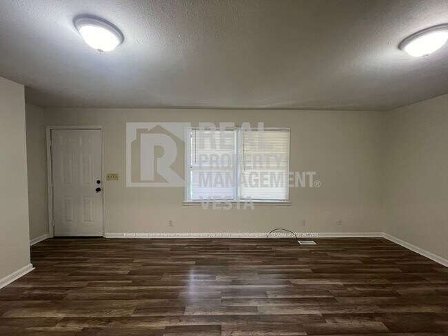 Building Photo - Updated Three Bedroom Home in Lake Wildwood