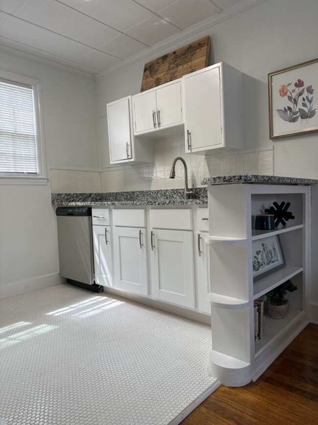Building Photo - $999 - Charming Furnished Single-Family Un...