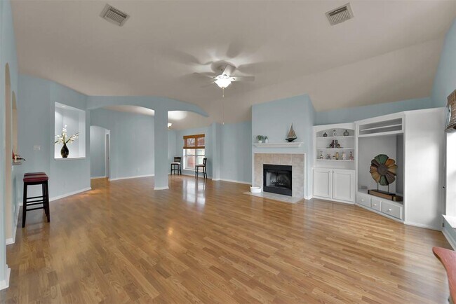 Building Photo - 10915 Sharon Cir